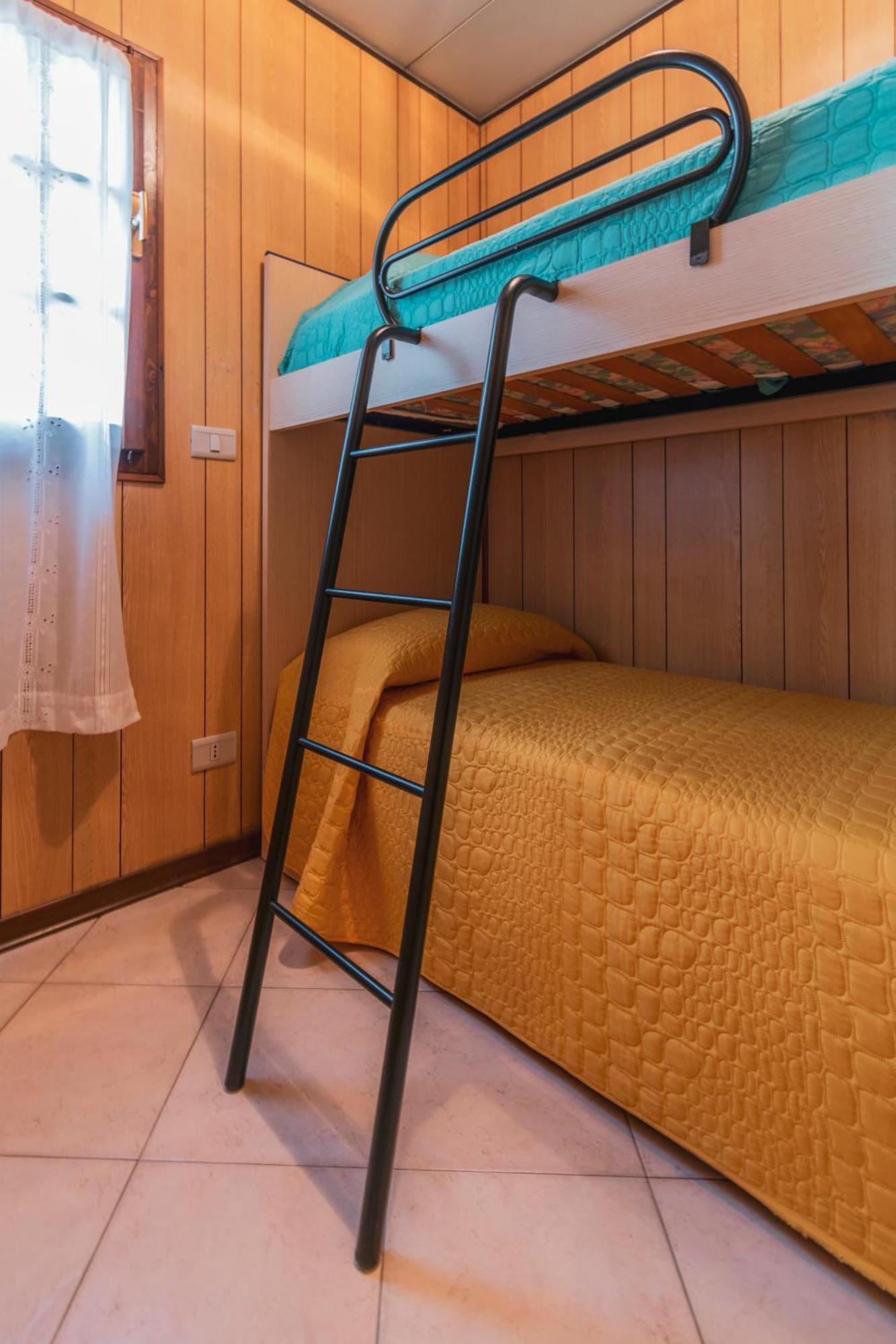 Camping Apuano 马里纳迪马萨 外观 照片
