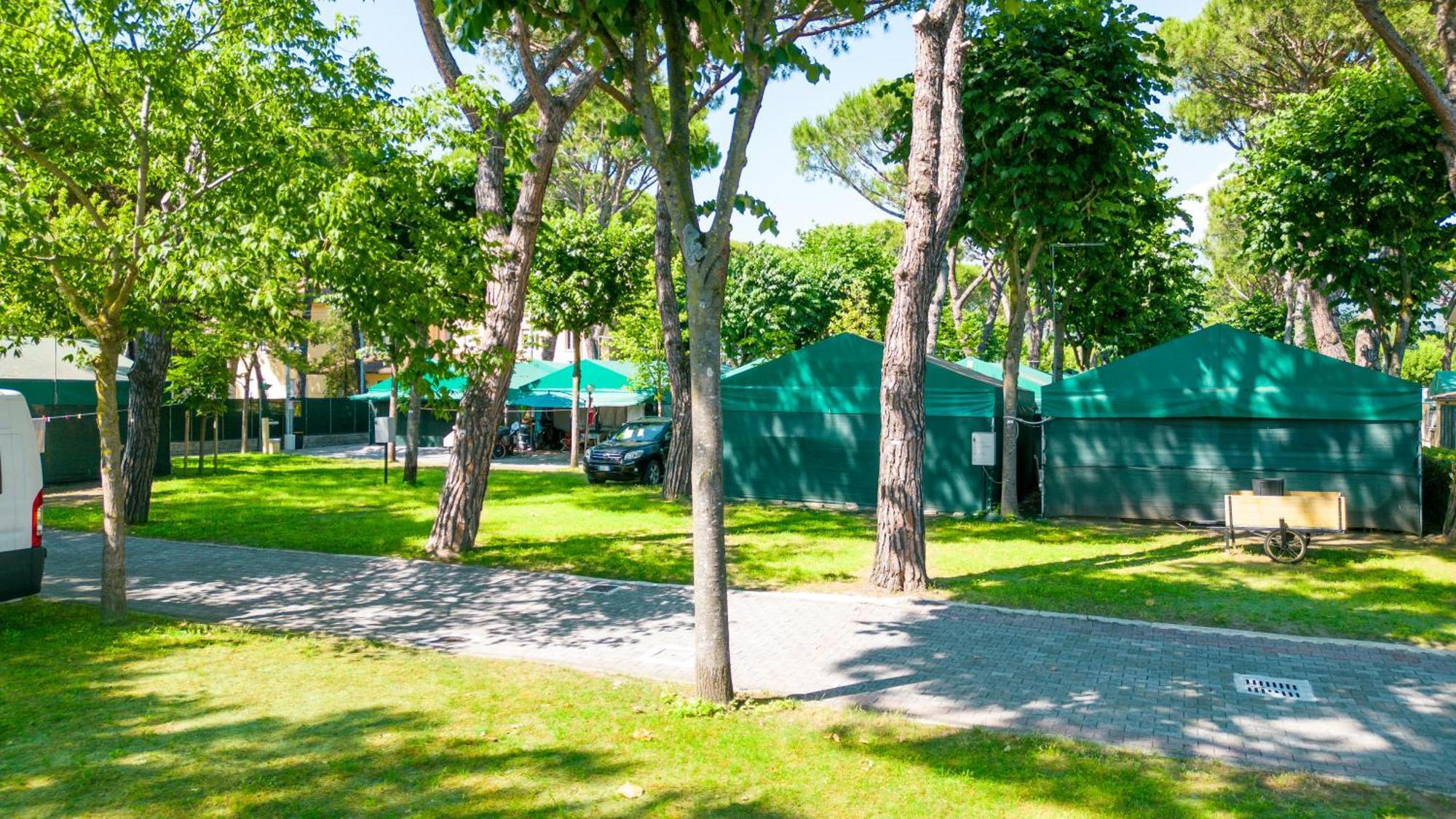 Camping Apuano 马里纳迪马萨 外观 照片